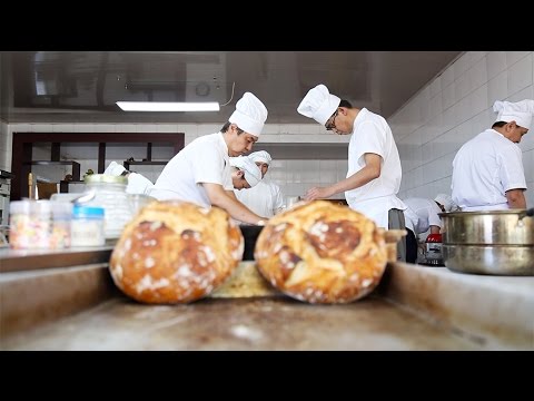 المصابون بأمراض عقلية يفتتحون مخبزا