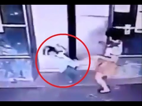 ضربة «كونغ فو» تنقذ طفل فى اللحظة المناسبة