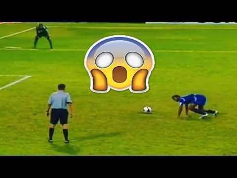 كوميديا الساحرة المستديرة على المستطيل الأخضر