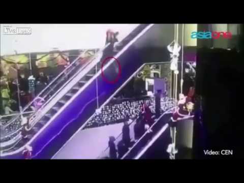 شاهد لحظة سقوط طفل اختل توازن أمه على السلم الكهربائي