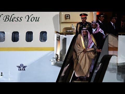 saudi king stranded halfway through disembarking airplane