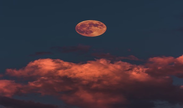  صوت الإمارات - تفسير حلم رؤية القمر